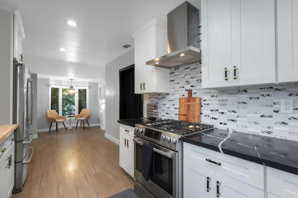 Hidden Valley Pl - 90210 Villa With Canyon Views and a Large Private Backyard