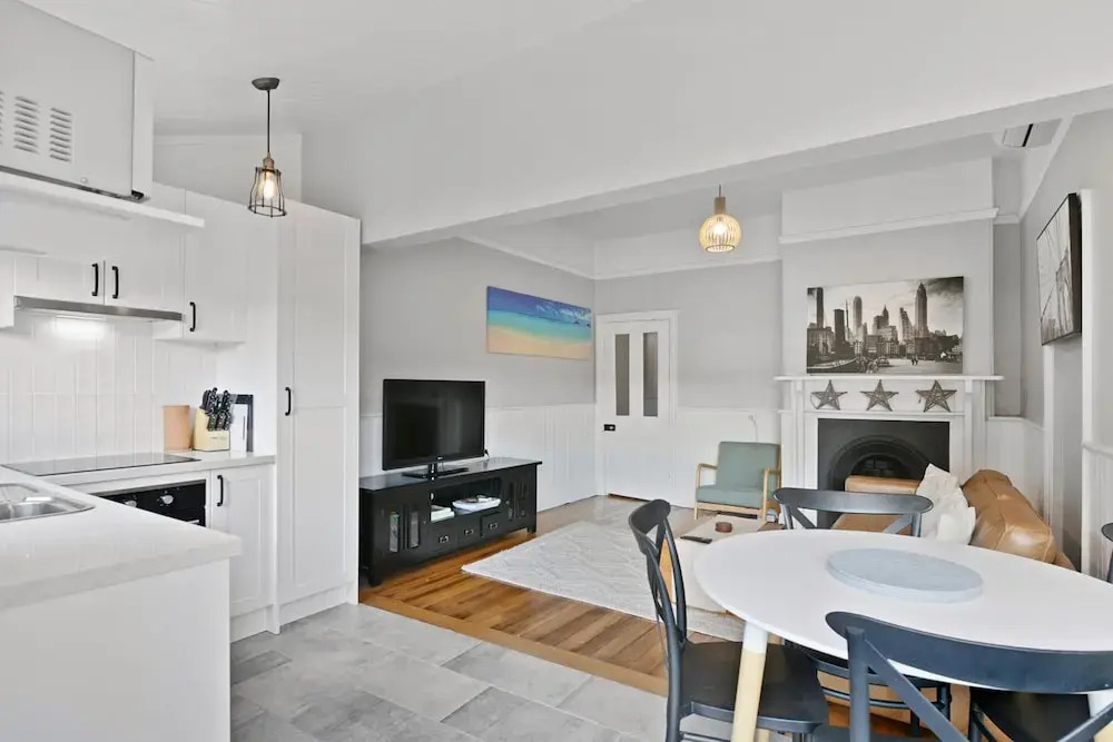 Charming 2-bed House in North Hobart