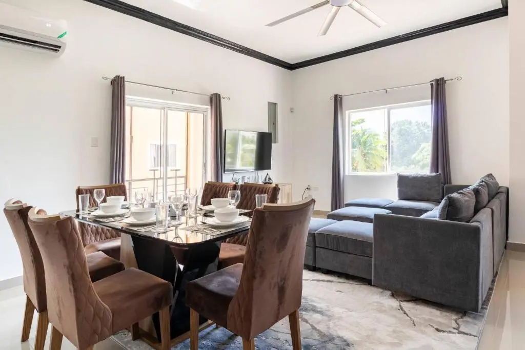 Luxury Living Modern & Contemporary Home With Brand New Pool in Manor Park