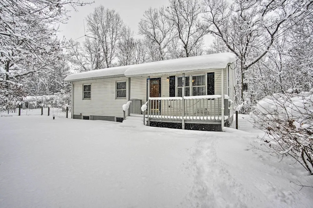 Wooded Twin Lakes Retreat: 13 Mi to Lake Michigan!