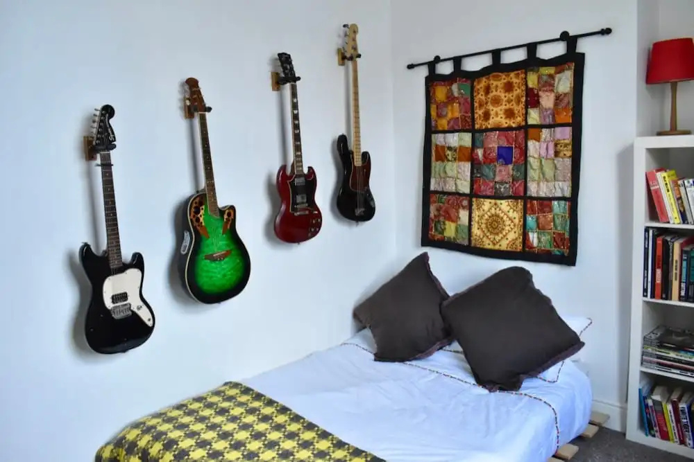 Contemporary 1 Bedroom Apartment With Indoor Cat for Company