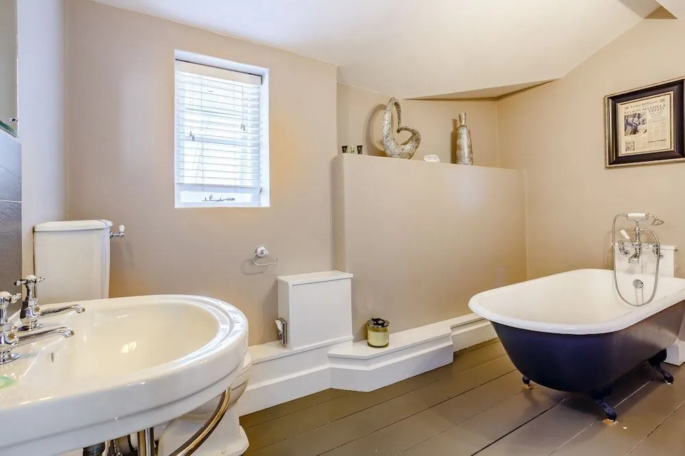 Broadrock Accommodation - Clock Cottage