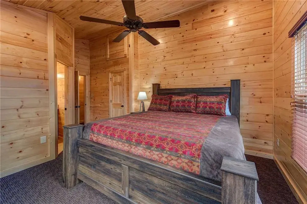 Majestic Manor - Three Bedroom Cabin