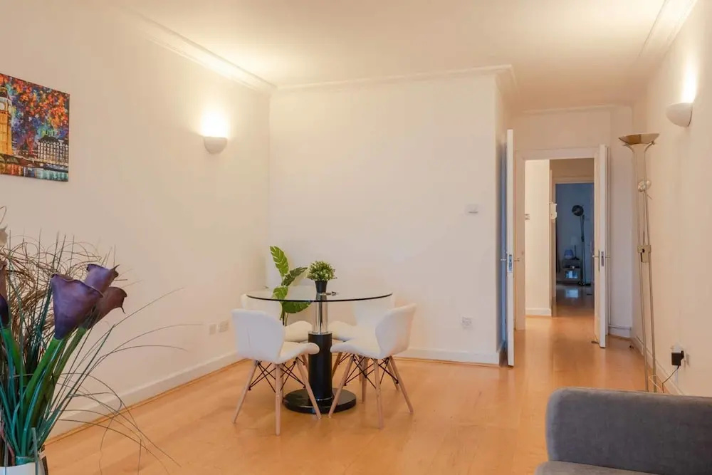 Central 2BR Home in Heart of Kensington, 4 Guests