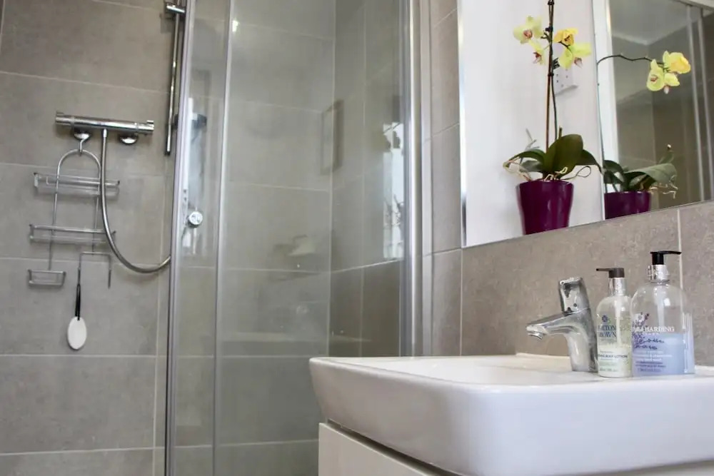 2 Bedroom Edinburgh Apartment In Great Location