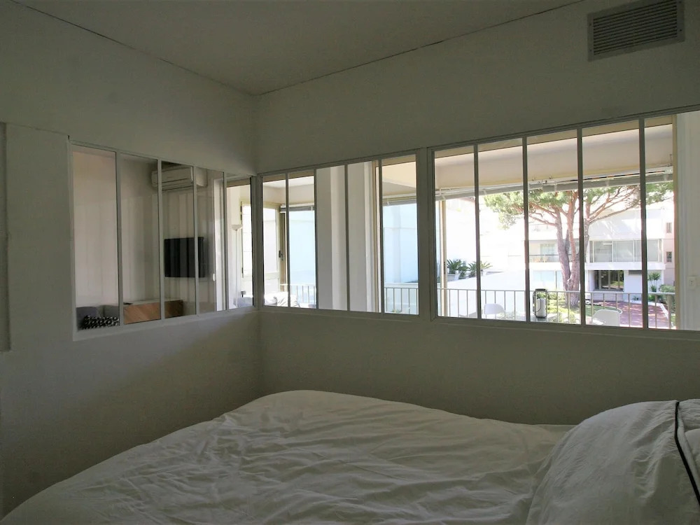 Modern Apartment With air Conditioning, Pool and Tennis Courts, Within Walking Distance of the Beach