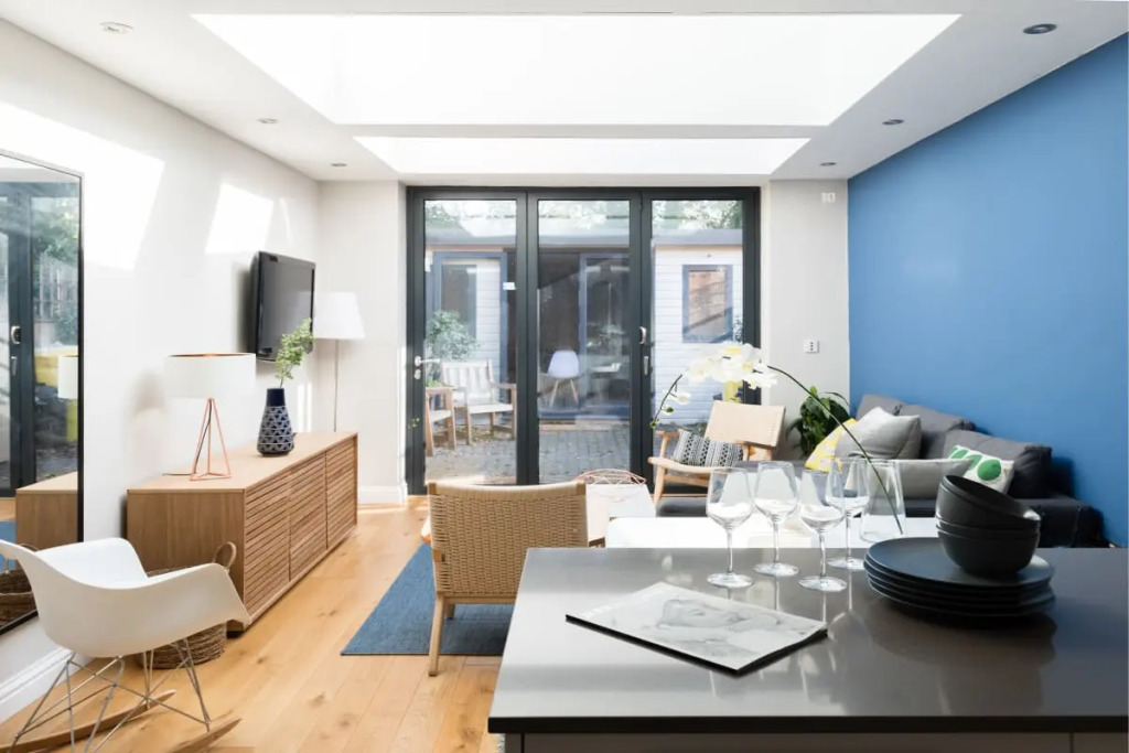 The Navy Court - Scandinavian Inspired 4BDR Central Home
