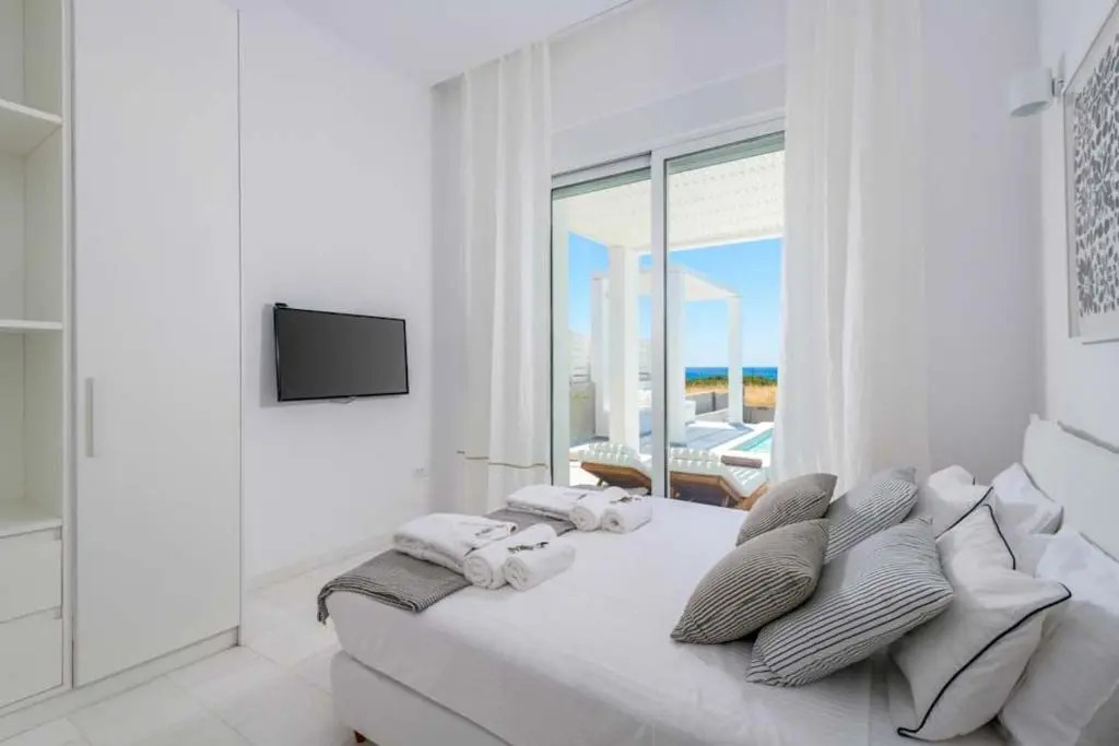 Seashore Villa - Luxury Beachfront - Pool & Sea View