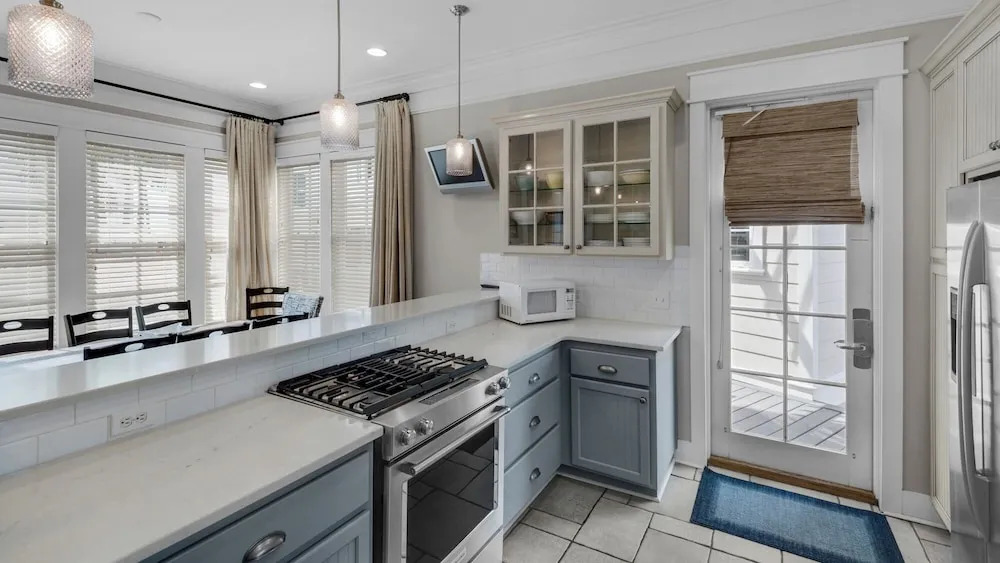 Private Splash Pool + Carriage House, 1 House to Beach w/ Beach Chair Setup!