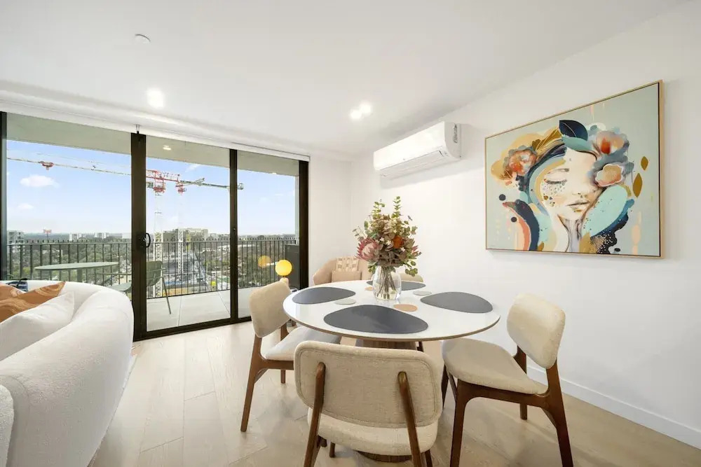 Sleek Inner-city 2-bed With Swimming Pool & BBQ