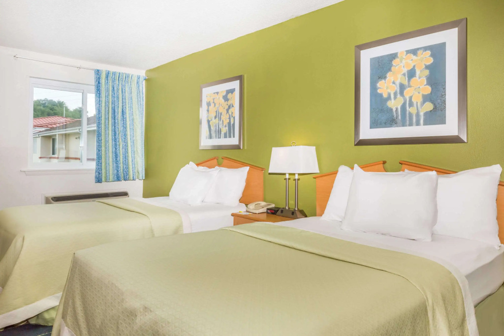 Days Inn & Suites by Wyndham Bridgeport - Clarksburg