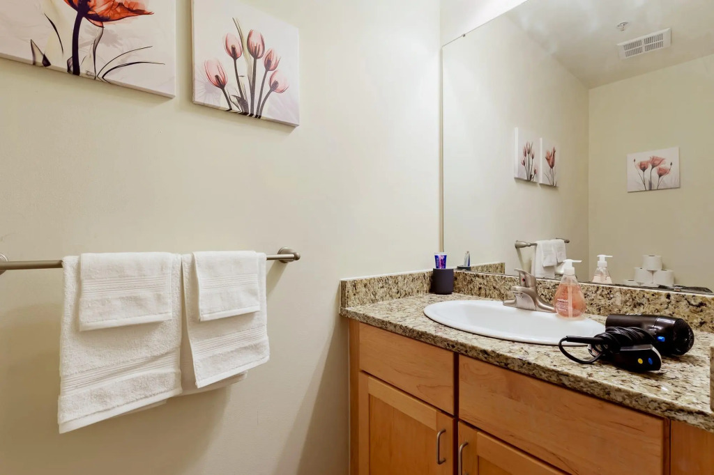 Hip & Vibrant 2 Bedroom Apartment with Parking & Wifi
