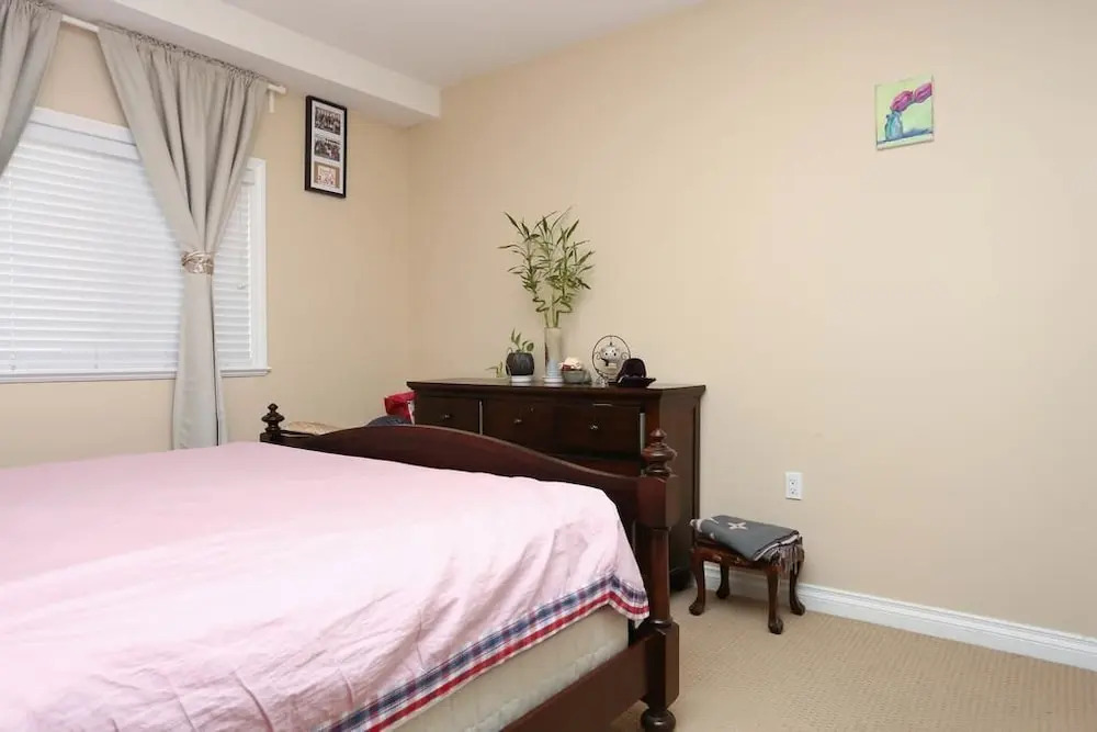 Near the Richmond downtown/private entrance by Elevate Rooms