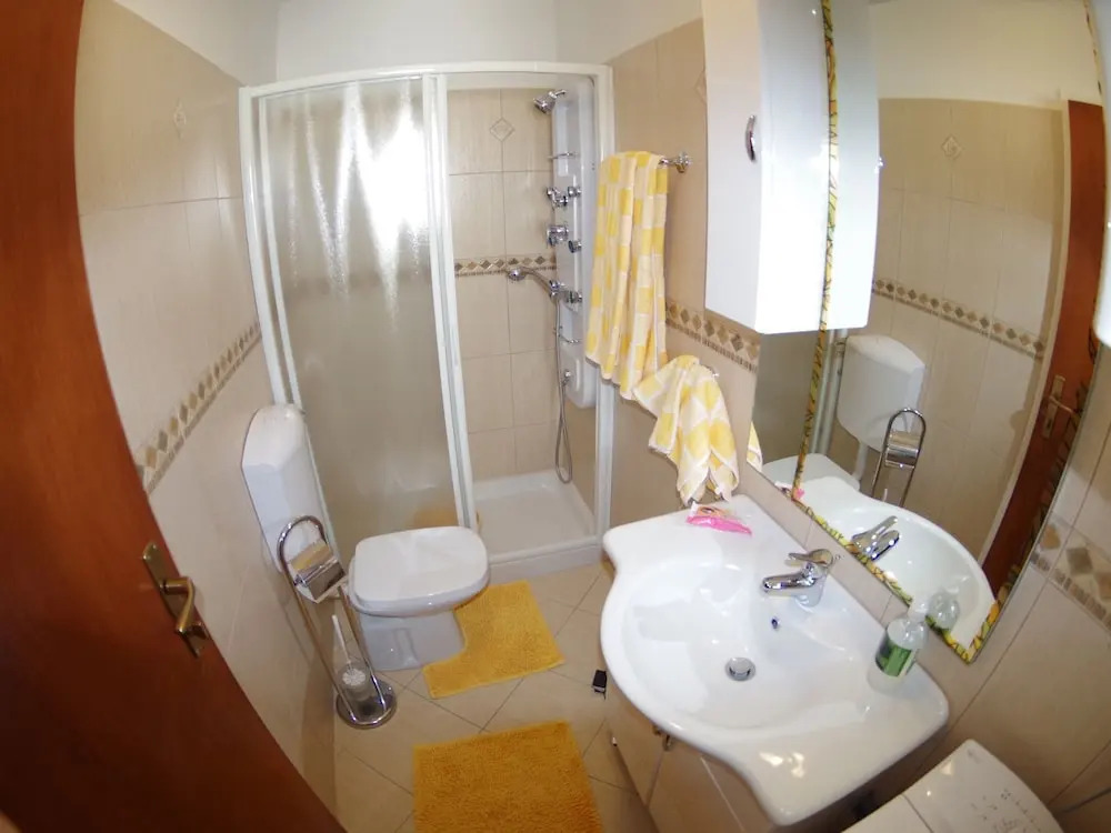 Garden-view Apartment With Terrace, 500m From the Sea, Parking, BBQ and Wifi