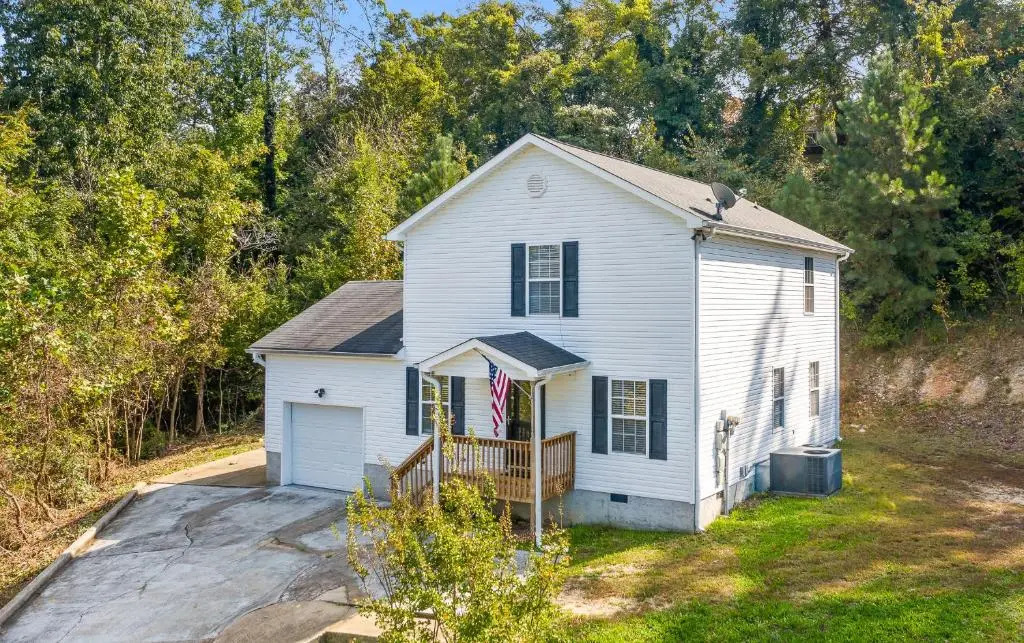 The Elmwood Farmhouse- 10 Mins to Downtown Chattanooga