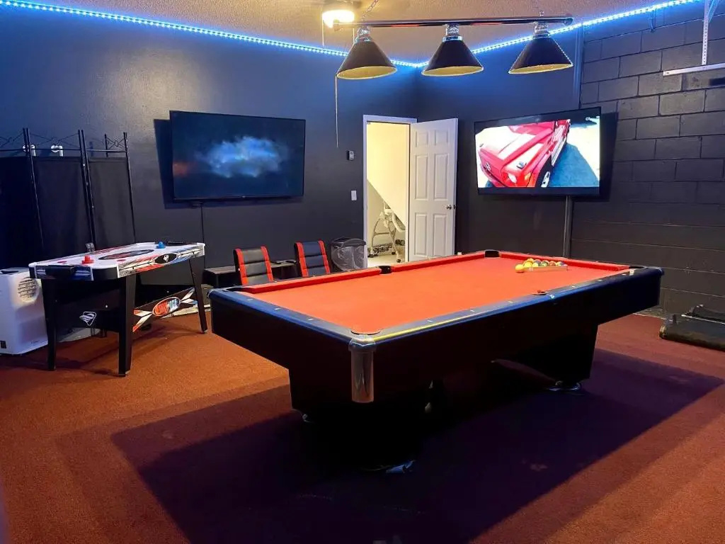 Disney Dream with Hot Tub, Pool, Xbox, Games Room, Lakeview, 10 min to Disney, Clubhouse