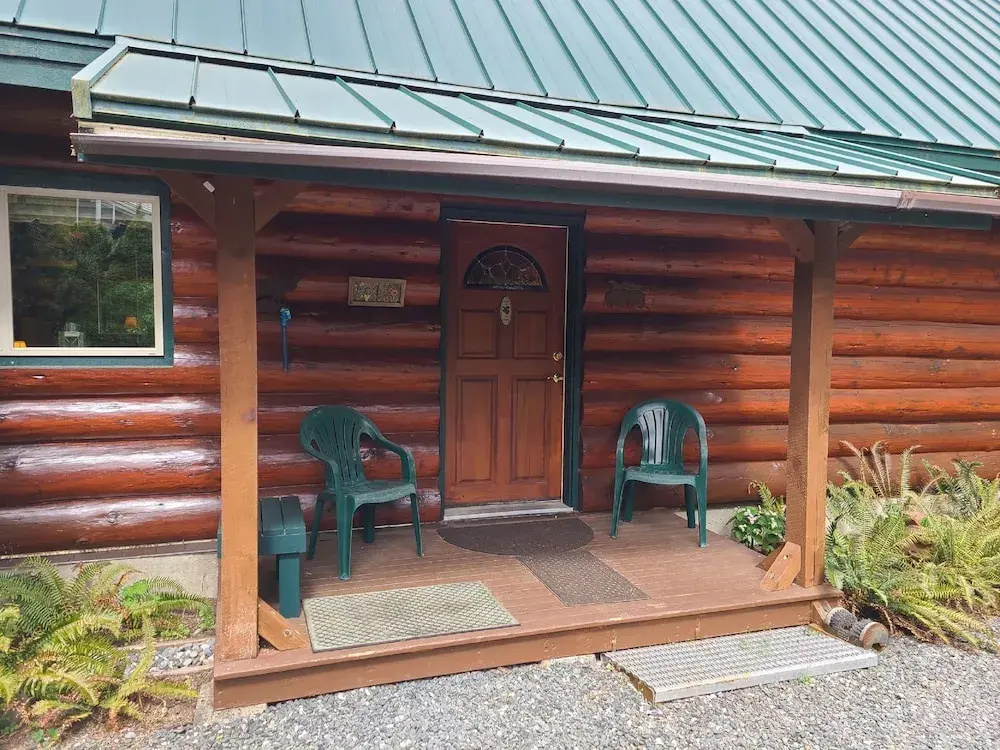 Two Bedroom Real Log Cabin With Wifi and EV Char ger