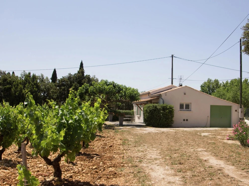 Detached Holiday Home on the Edge of a Vineyard at Châteauneuf-du-pape