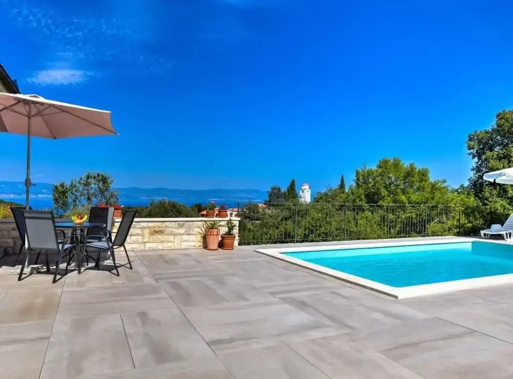 Wonderful Brsec Apartments with Sea View and Shared Pool