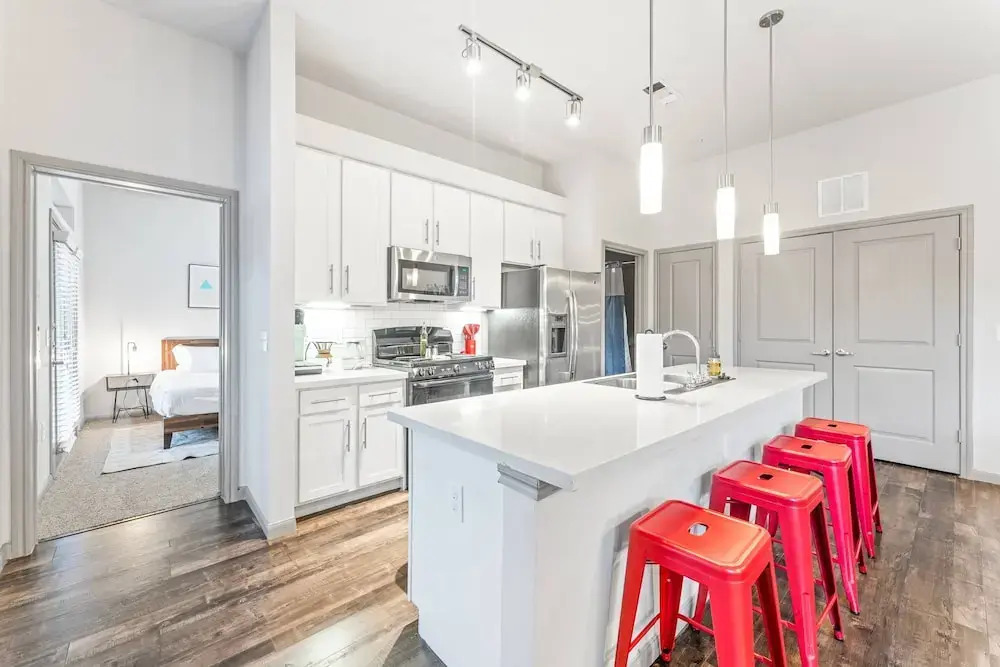 Cozy 2BR Suite Close to Downtown w Fast Wifi