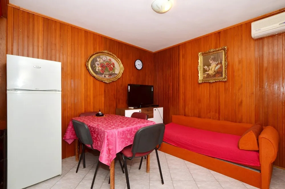 A - Large apt With big Terrace, Next to the Beach