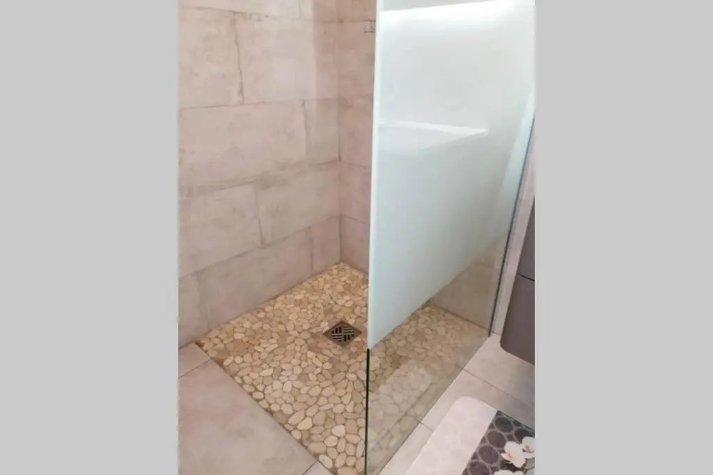 Appartement les pieds dans l'eau 300 m plage - 2 piscines