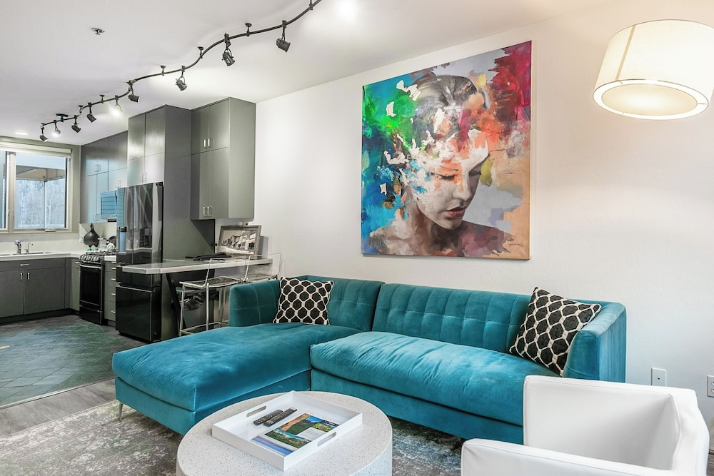 New San Juan 303 by Avantstay Modern Penthouse w/ Deck Overlooking Main Street