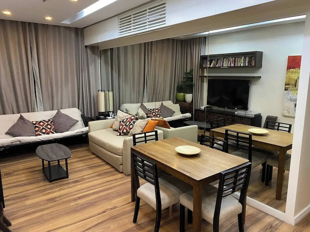Elegant 2BR Apartment in Upscale Fort BGC Fast Wifi