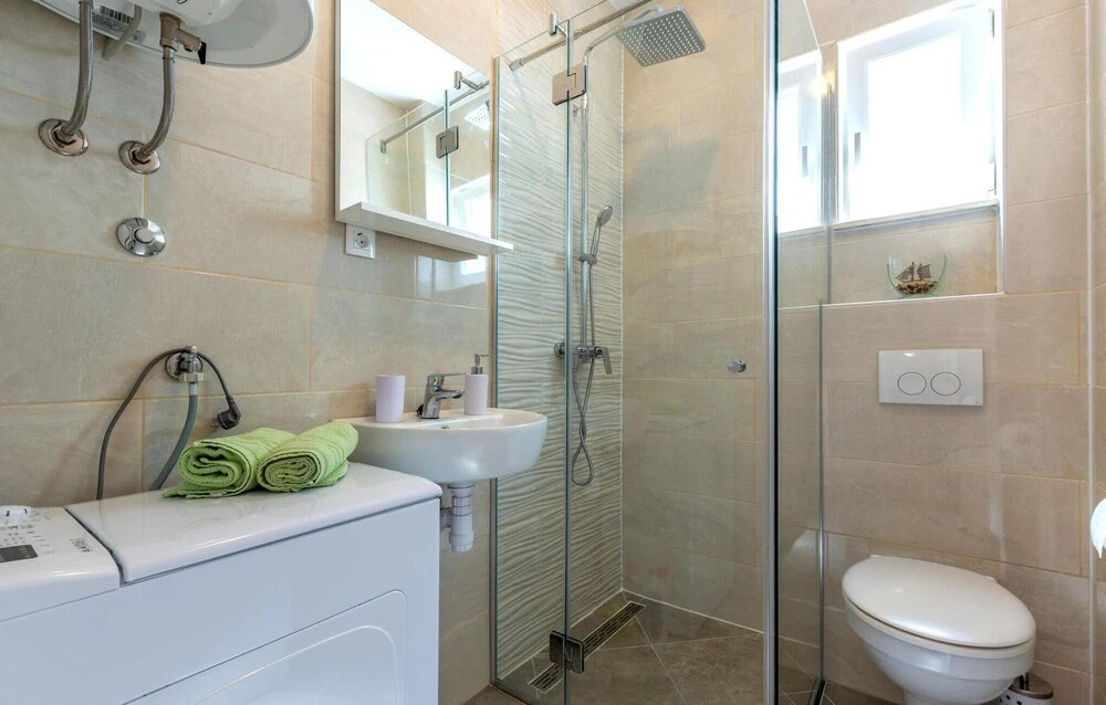 Nice Home in Podstrana With Wifi and 2 Bedrooms