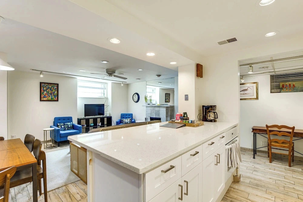 Lincoln Park Apt: Walk to Beach, Shops & Dining
