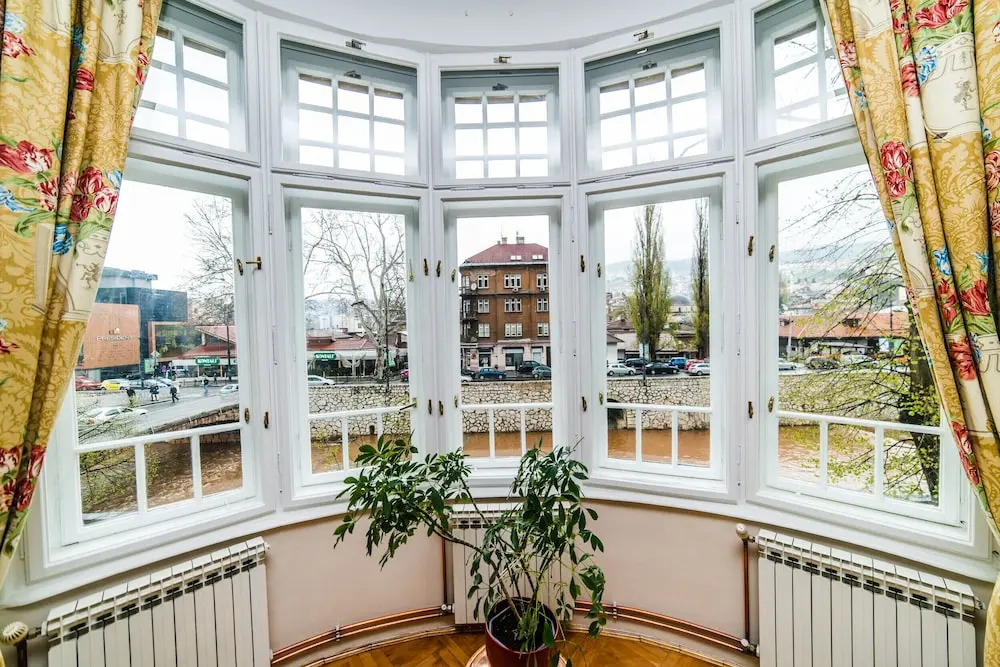 Spacious 3Bdr Apt With A Balcony In The Center