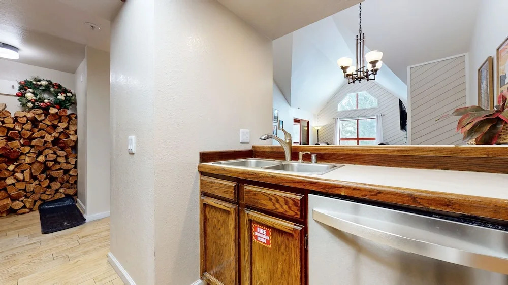 Aspen Creek 311 Walk to Eagle Lodge, Log Burning Fireplace, Great Complex Amenities by RedAwning