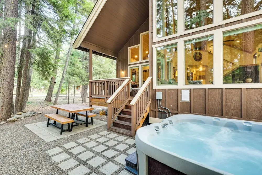 Hot Tub & Game Room: Ronald Retreat 2 Mi to Lake!