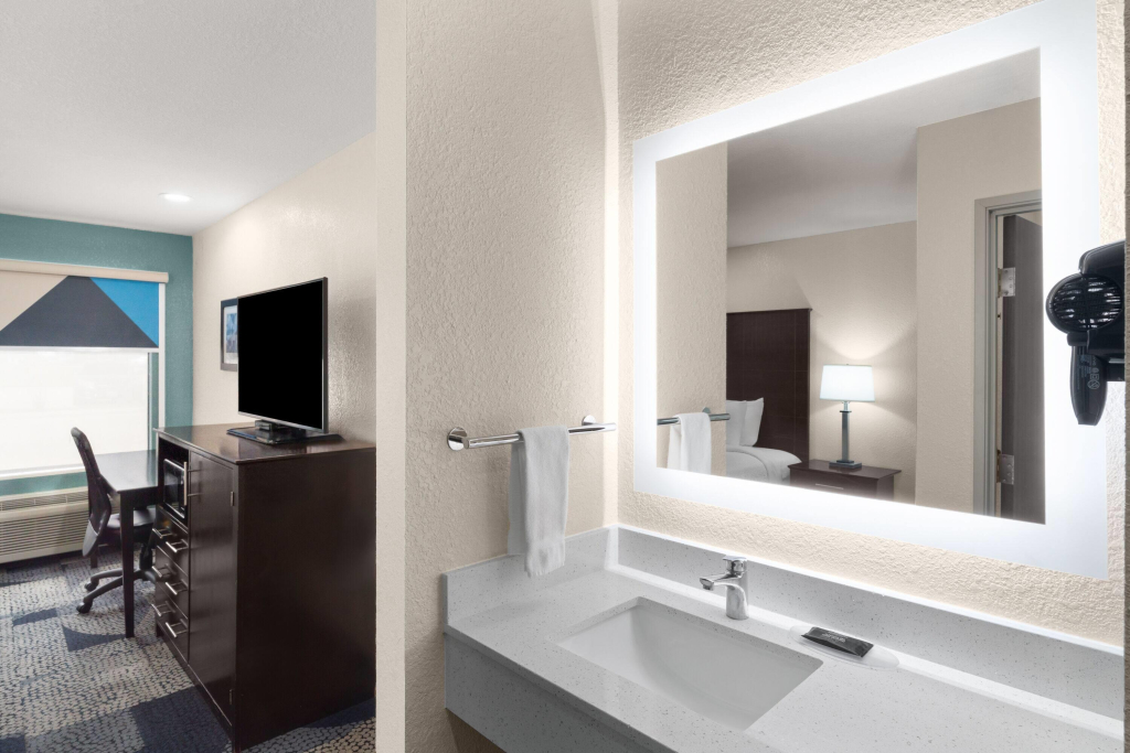 Baymont by Wyndham Iowa Lake Charles