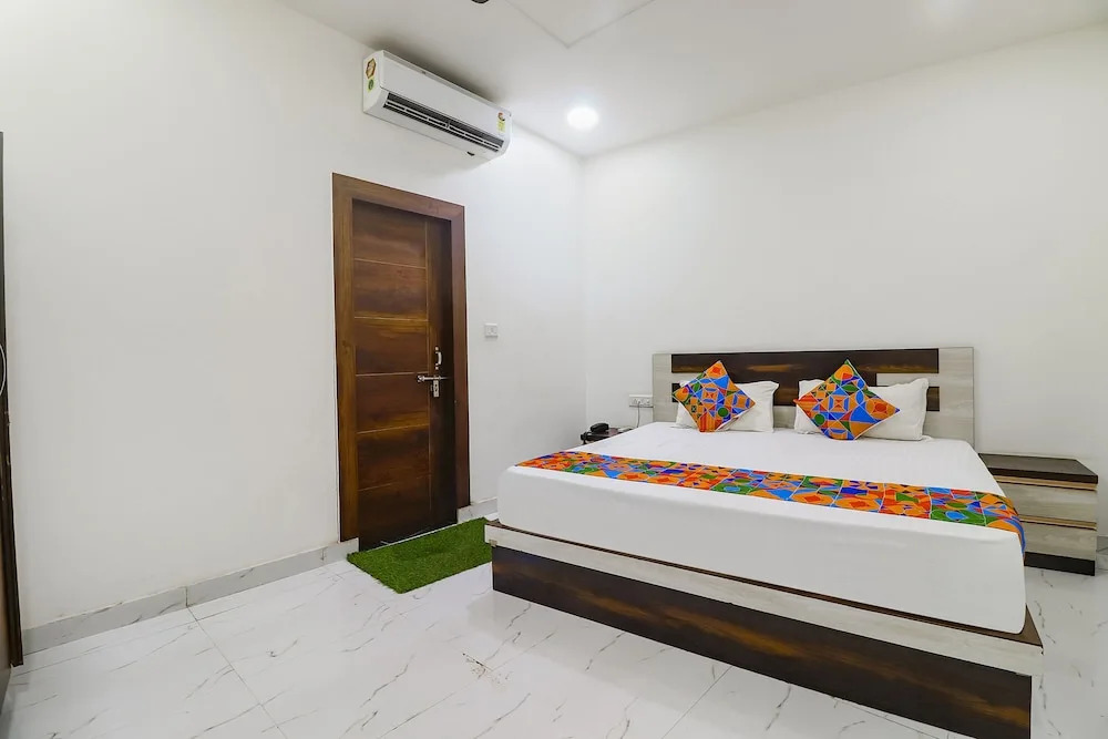Fabhotel Chahat Palace