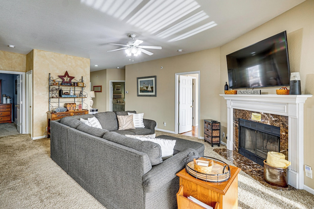 Lake View + Pool Access: Waterfront Ozark Escape!