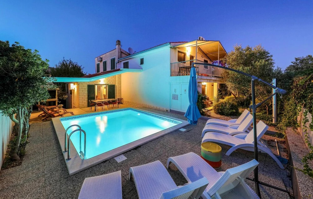 Beautiful Home in Okrug Donji With Wifi and 7 Bedrooms