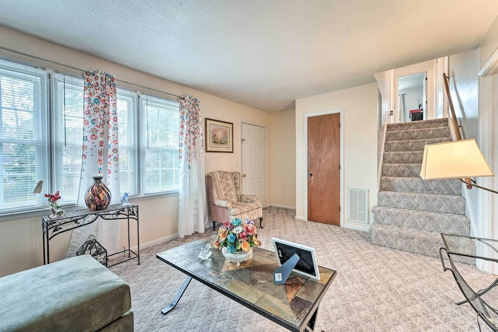 Jacksonville Getaway ~ 4 Mi to Downtown!