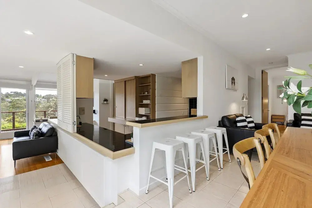 Light-filled House Near Beaches and Cafes