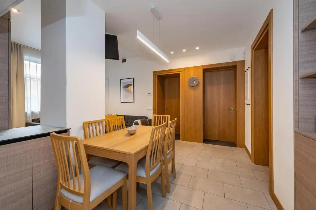 Downtown 4BD Master Apartment by Hostlovers