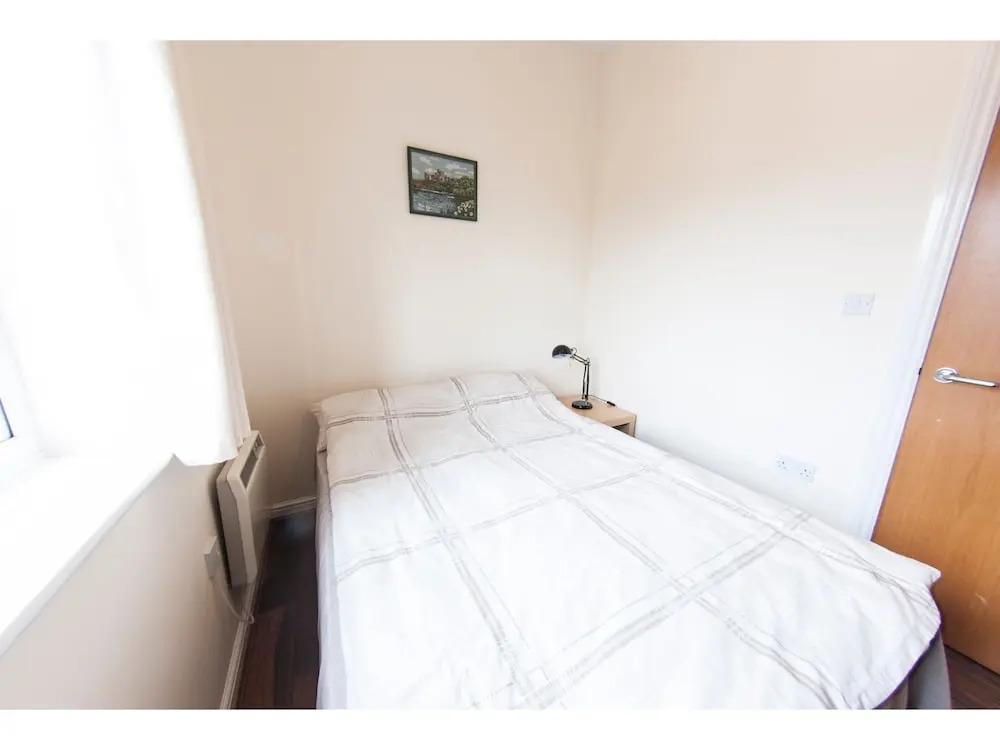 Newly Redecorated 2BR Victoria Docks Flat for 4