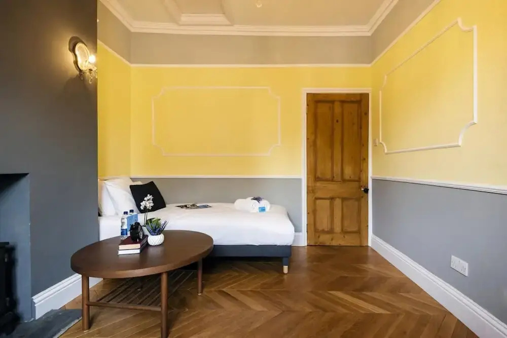 Bright 1BR + Balcony by Hyde Park