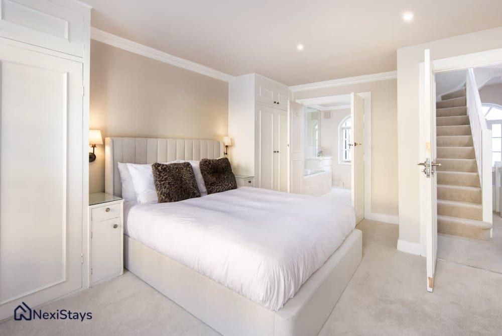 10 Mins Walk to Harrods Belgravia Mews House
