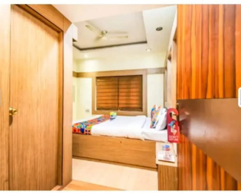 Goroomgo The Moon Residency Kolkata