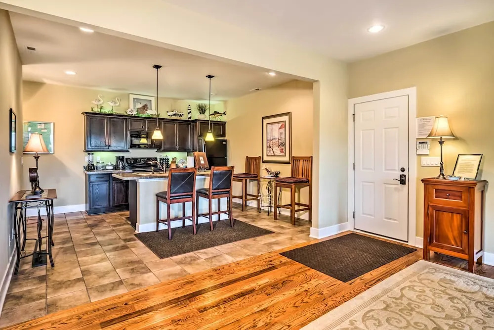 Center Hill Lake Rental: Steps to Hurricane Marina