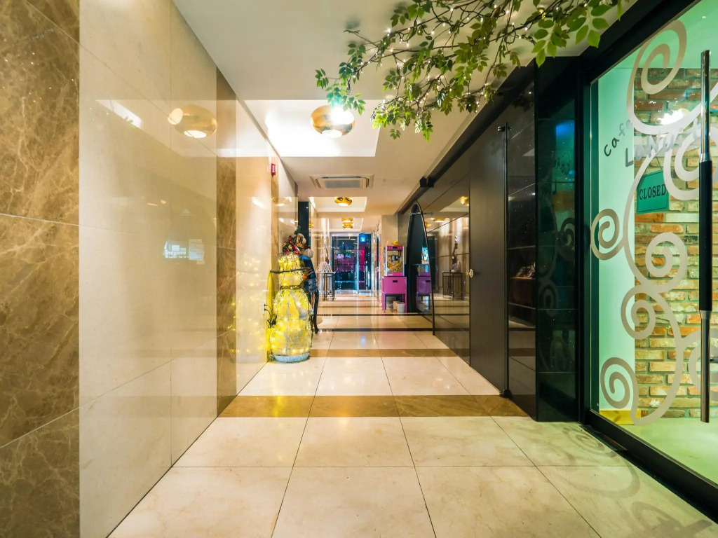 LaNuit Hotel
