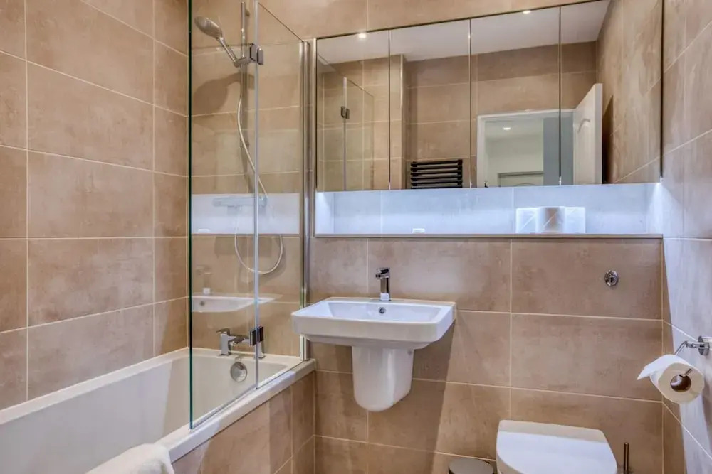 Lovely 2bed 2bath W/balcony in London Bridge, London