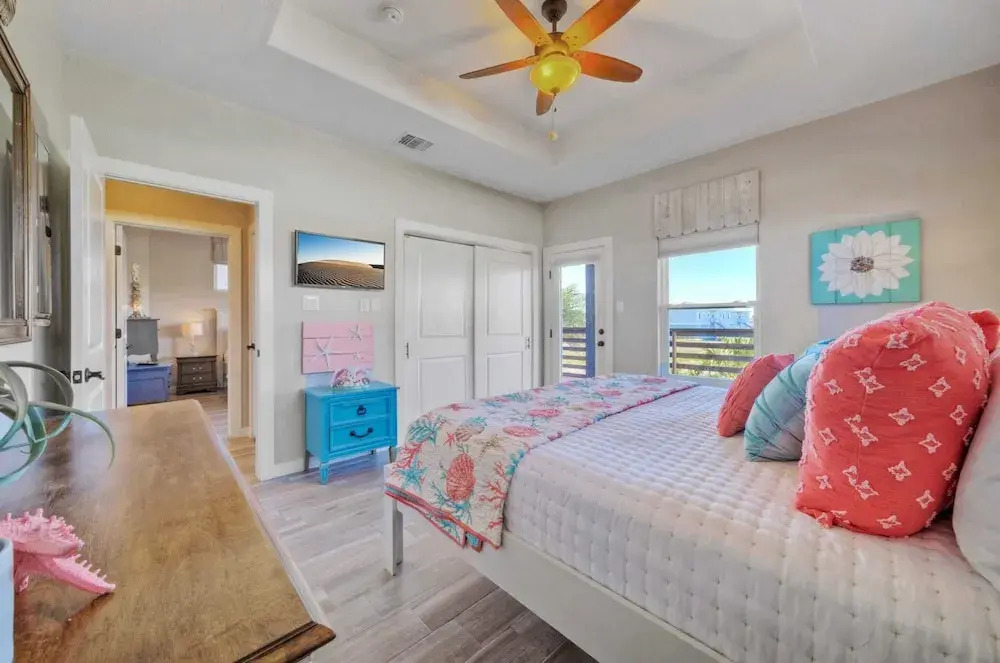 Private Pool Retreat Walk to Beach 2 Living Spaces + Game Room for Groups