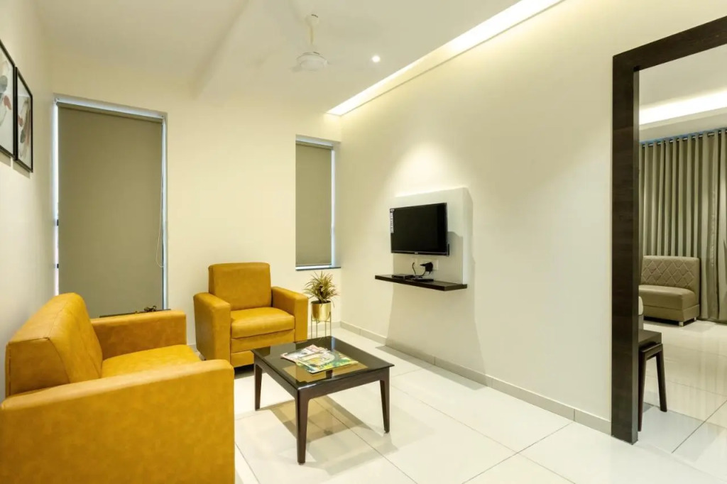 Hotel Paramount Suites & Service Apartments