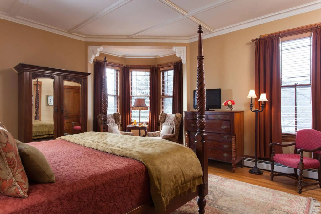 Lang House on Main Street Bed & Breakfast